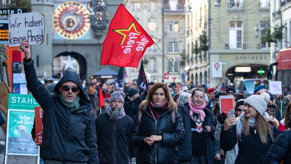I manifestanti hanno sfilato per le strade del centro di Berna.