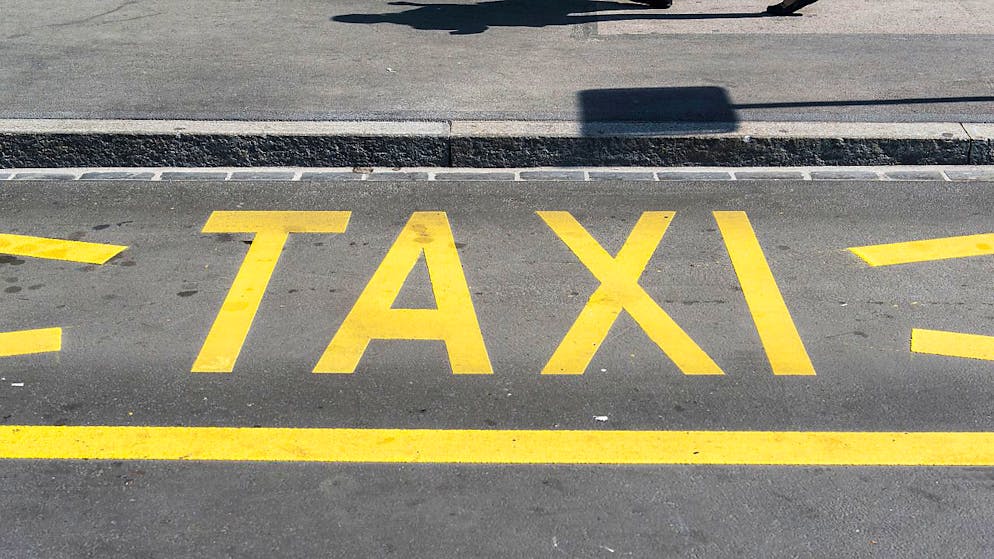 Dramma a Bienne, dove una donna è finita sotto le ruote del taxi da cui era appena scesa.