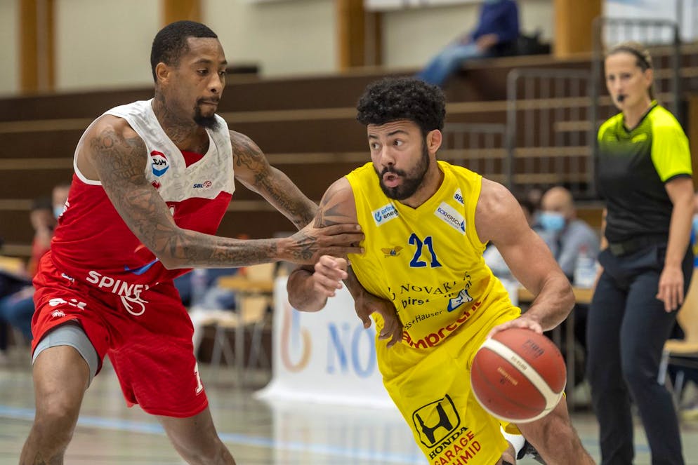 Massagnos Isaiah Williams, links, im Zweikampf gegen Christopher Johnson von den Starwings, rechts, waehrend des Spiels der Swiss Basketball League zwischen Starwings Basket und Spinelli Massagno in der Sporthalle in Birsfelden, am Sonntag, 12. Dezember 2021. (KEYSTONE/Georgios Kefalas)