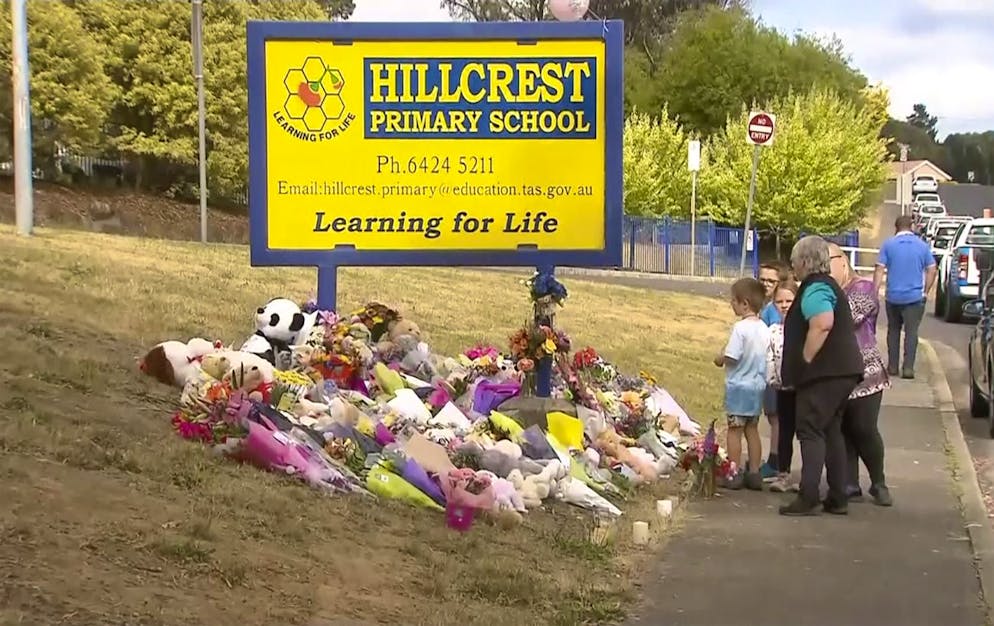 Le drame a suscité une profonde émotion dans tout le pays. Des fleurs ont été déposées devant l'école et un appel aux dons en ligne a récolté 1,2 million de dollars australiens (760'000 euros) pour les familles des victimes.