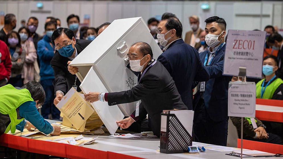 Les Hongkongais ont très largement boudé les urnes, dimanche, lors d'un scrutin réservé aux candidats loyaux envers la Chine.