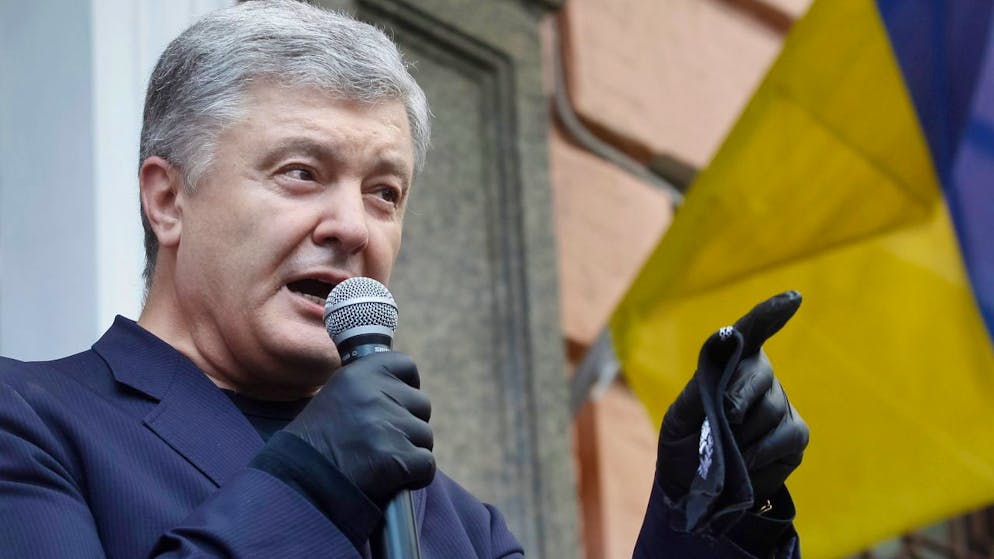 L'ex presidente ucraino Petro Poroshenko è sospettato di "tradimento" per via di un acquisto di carbone da separatisti filo-russi