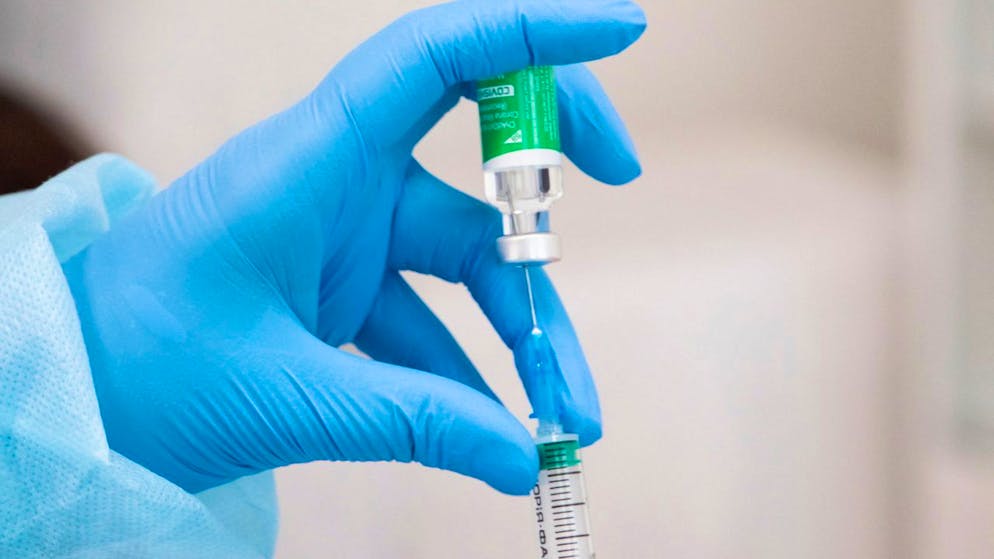 Una nuova arma si aggiunge all'arsenale dell'Europa per la lotta al virus Sars-CoV-2: è il vaccino anti-Covid Covavax, che ha ottenuto il via libera dell'Agenzia europea dei medicinali (Ema). Il quinto fino ad oggi approvato.