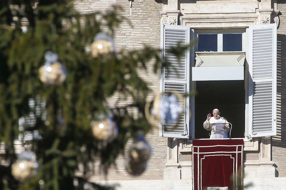 Le pape à la fenêtre du Vatican lors de l'Angélus du 19 décembre 2021.