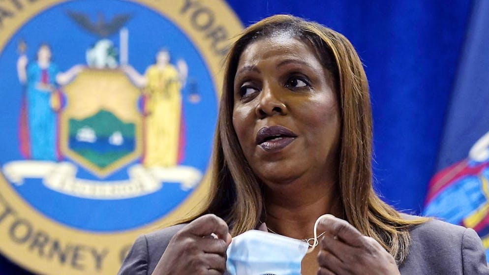 Donald Trump ha fatto causa alla procuratrice generale dello stato di New York, Letitia James, per bloccare le indagini che appurano se i vertici della Trump Organisation hanno mentito sul valore dei propri immobili per eludere il fisco ed ottenere prestiti agevolati.