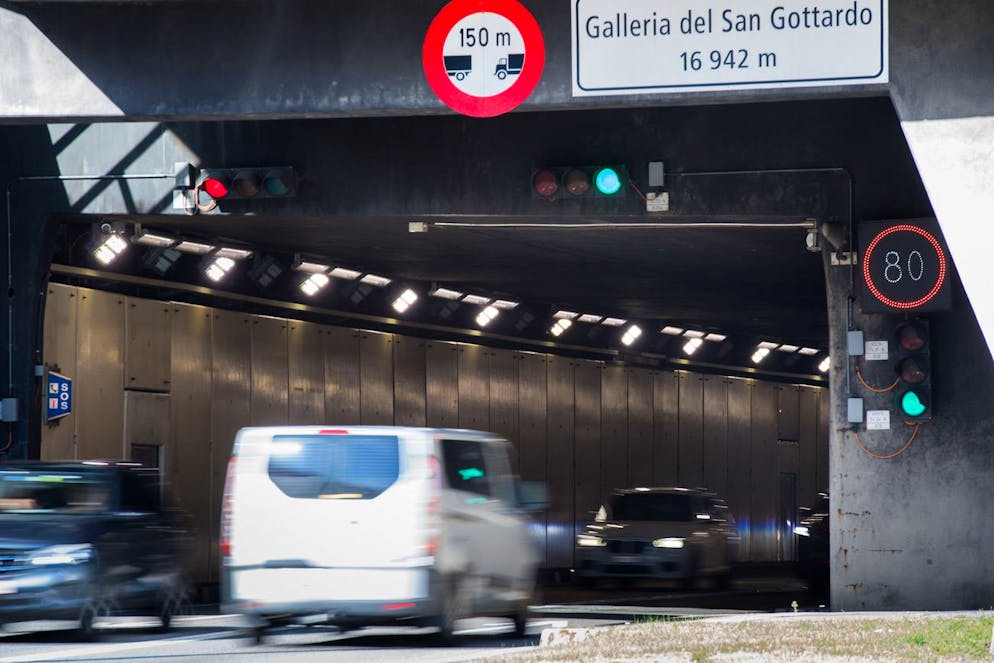 La conductrice d'une voiture aux plaques d'immatriculation zougoises circulait dans le tunnel en direction du nord quand, pour des raisons encore inconnues, le véhicule a heurté le bas-côté de droite avant d'entrer en collision avec la voiture qui circulait derrière. (image d'illustration)