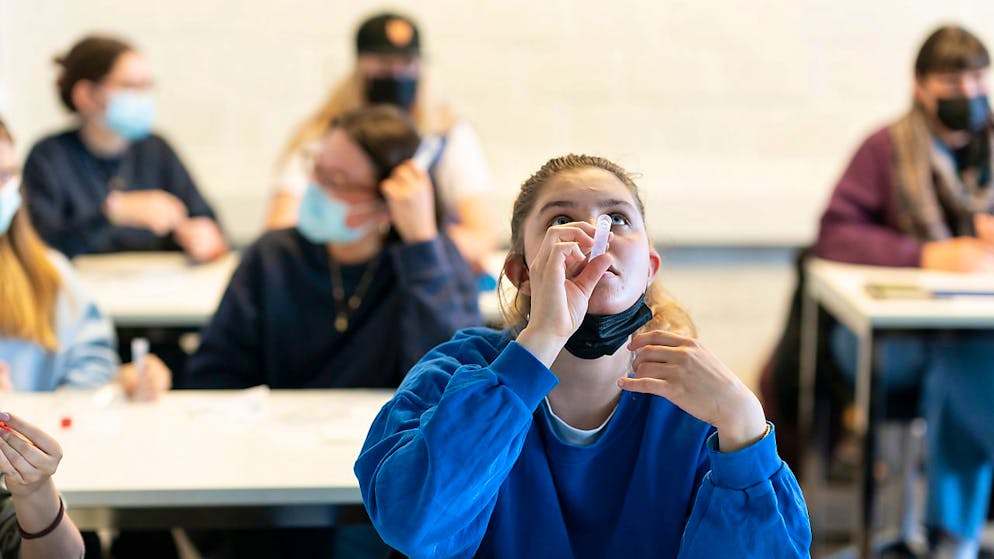 Per il Tribunale amministrativo del canton Zurigo, i test salivari obbligatori a scuola non rappresentano un'ingerenza significativa nella libertà personale. (foto d'archivio)