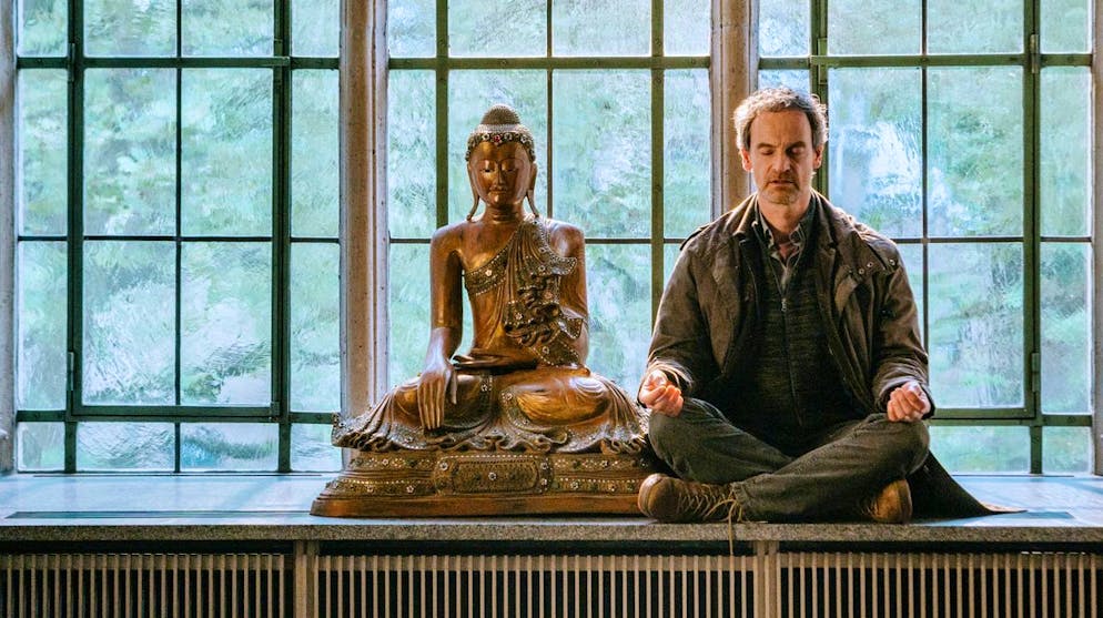 Macht Geld wirklich (un)glücklich?. Mehr Meditation hätte dem Figuren-Ensemble im Dortmunder «Tatort: Gier und Angst» sicher gutgetan: Der erste ARD-Sonntags-Krimi 2022 erzählt von verlorenen Nachtgestalten im Drogenrausch und reichen Anlegern im Panikmodus. Nur Kommissar Peter Faber (Jörg Hartmann) hält den Ball flach und meditiert eine Runde im Hause eines Bänkers.