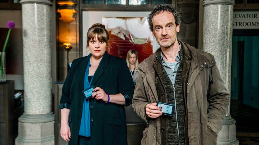 Macht Geld wirklich (un)glücklich?. Dortmunder «Tatort»-Ermittlungen in einer Privatbank: Kommissarin Rosa Herzog (Stefanie Reinsperger) und ihr Chef Peter Faber (Jörg Hartmann) weisen sich im «Haus des Geldes» aus.