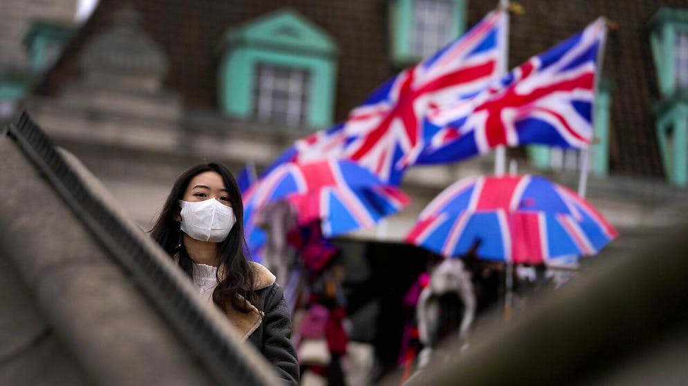 Omicron corre veloce e l'Europa torna a chiudersi - o a prepararsi a farlo, in forme e gradazioni diverse - di fronte all'incubo di ritrovarsi con gli ospedali pieni sotto la pressione dell'ultima, infida variante del Covid.