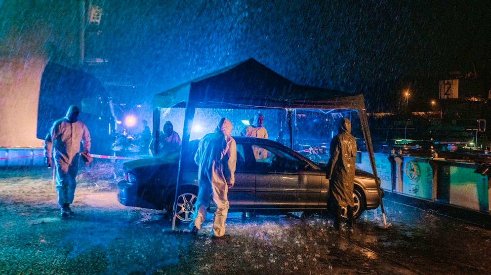 Macht Geld wirklich (un)glücklich?. Im nächtlichen Dortmunder Hafen ist ein Mord geschehen. Doch was tut man, wenn der Tatort im strömenden Regen zu verorten ist? Richtig, man stellt erst mal ein Zelt auf ...