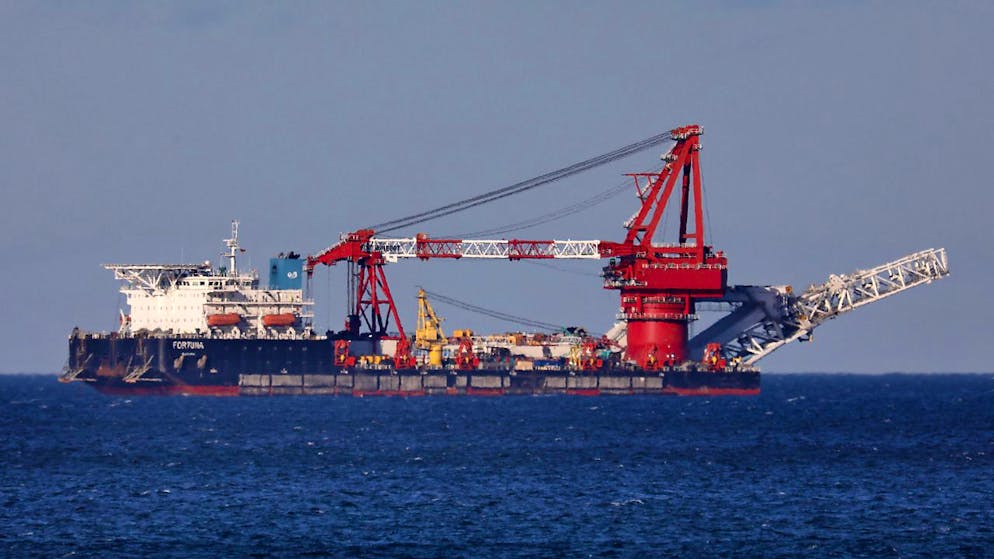 Le bateau poseur de canalisations russe Fortuna installe le gazoduc Nord Stream 2 en mer Baltique, qui doit être certifié en 2022.