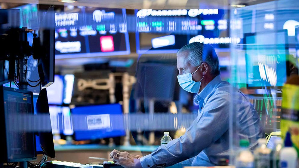 Chiusura positiva per la Borsa di New York. A Wall Street l'indice Dow Jones è salito dell'1,61%, il Nasdaq del 2,40% e lo S&P 500 dell'1,78%.