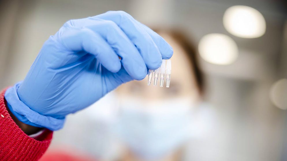 La Suisse compte mardi 8167 cas supplémentaires de coronavirus en 24 heures et 32 décès supplémentaires, selon les chiffres de l'OFSP (photo symbolique).