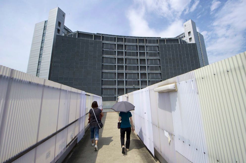 Des femmes japonaises apportant des cadeaux aux détenus s'approchent du Centre de détention de Tokyo. (archives)