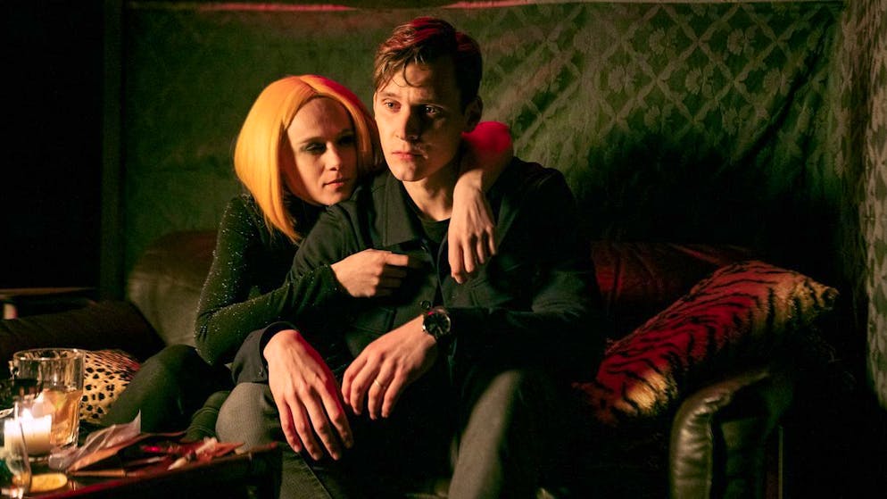 Macht Geld wirklich (un)glücklich?. Worauf lässt sich Kommissar Jan Pawlak (Rick Okon) hier ein? Seine Frau Ella (Anke Retzlaff) trifft er im Nachtclub wieder, wo sie eine Perücke trägt. Kann der junge Ermittler seine Familie wieder heile machen?