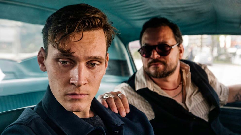 Macht Geld wirklich (un)glücklich?. Kommissar Jan Pawlak (Rick Okon, links) wird von seiner Vergangenheit eingeholt. Nachtclub-Besitzer Georg «Micki» Micklitza (Sascha Geršak) scheint der Schlüssel zum Geheimnis um Jans verschollene Ehefrau und Mutter seiner Tochter zu sein.