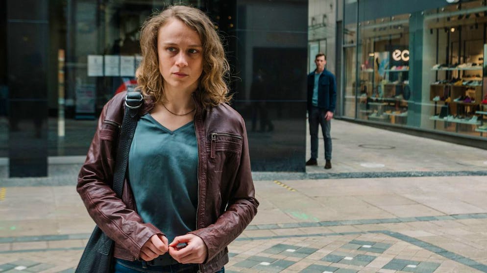 Macht Geld wirklich (un)glücklich?. Vor einem Jahr war sie verschwunden: Ella (Anke Retzlaff), die Frau von Kommissar Jan Pawlak (Rick Okon, rechts). Als er die Verschwundene zufällig entdeckt, verfolgt er sie durch die Stadt.