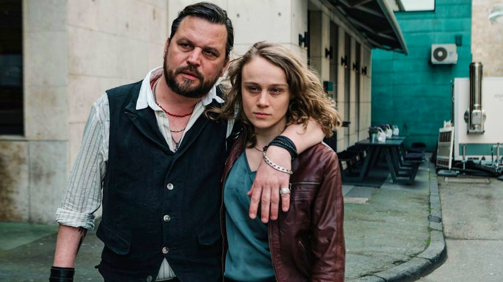 Macht Geld wirklich (un)glücklich?. Ella (Anke Retzlaff) ist eigentlich verheiratet mit Kommissar Jan Pawlak. Doch bei Georg «Micki» Micklitza (Sascha Geršak) hat sie Unterschlupf gefunden.