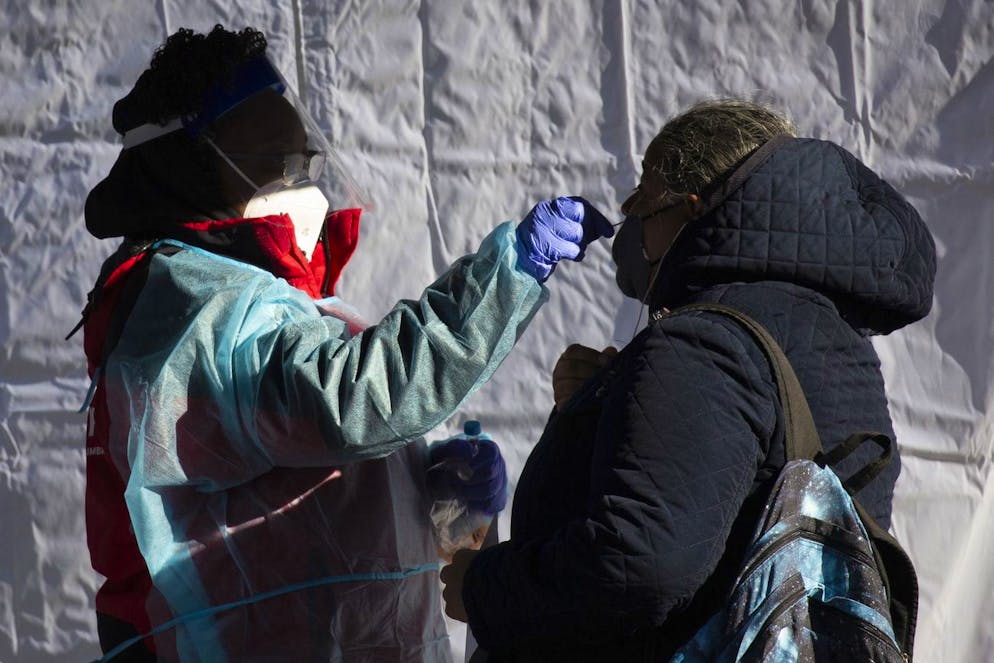 Un test Covid-19 est effectué sur un site de test Covid-19 du district de Columbia, où des centaines de personnes faisaient la queue, à Washington, DC, États-Unis, le 20 décembre 2021.