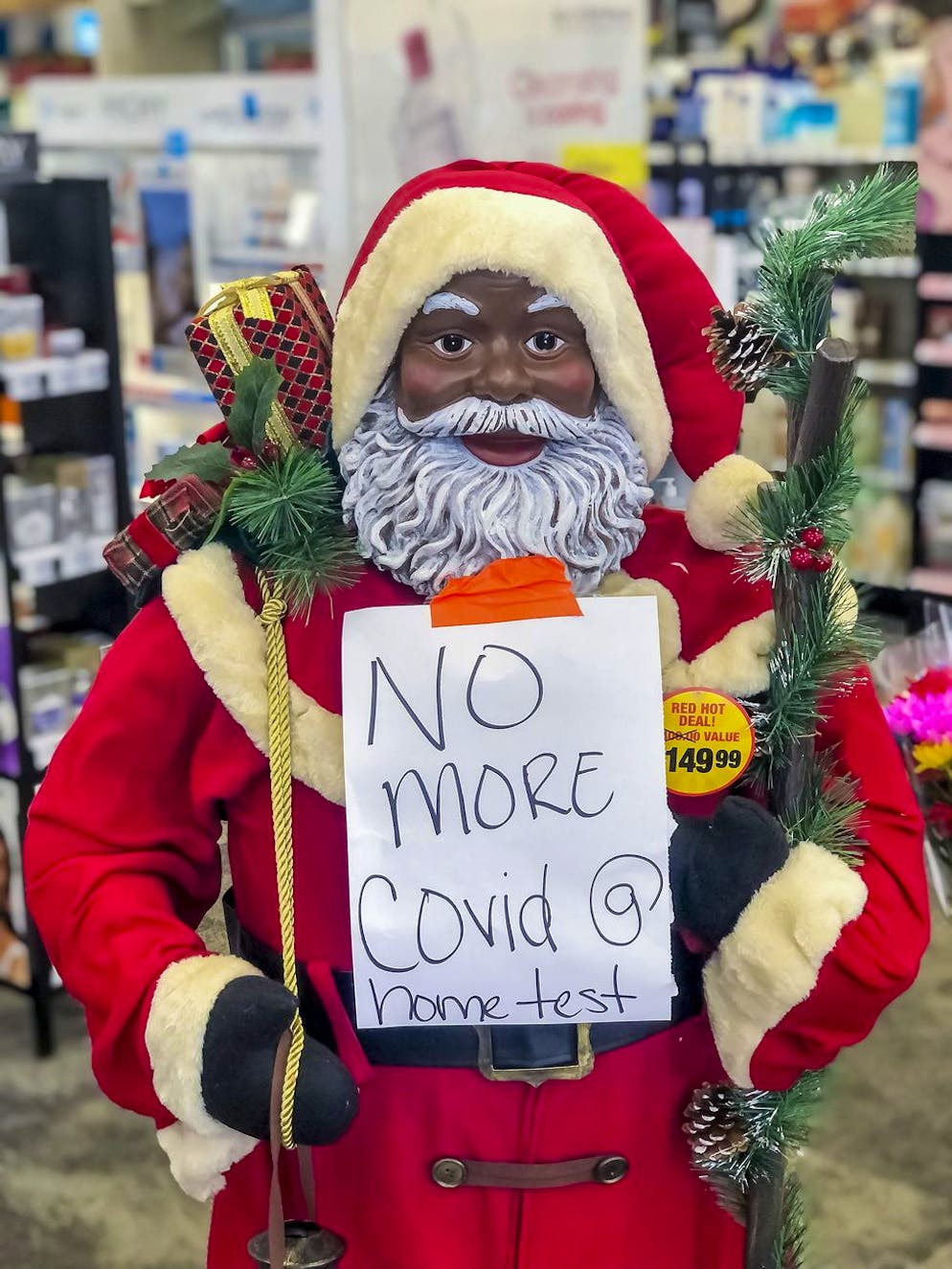 Un père Noël exposé à l'entrée d'une pharmacie CVS annonce que le magasin n'a plus de test COVID-19 à domicile à Decatur, Géorgie, États-Unis, le 20 décembre 2021.