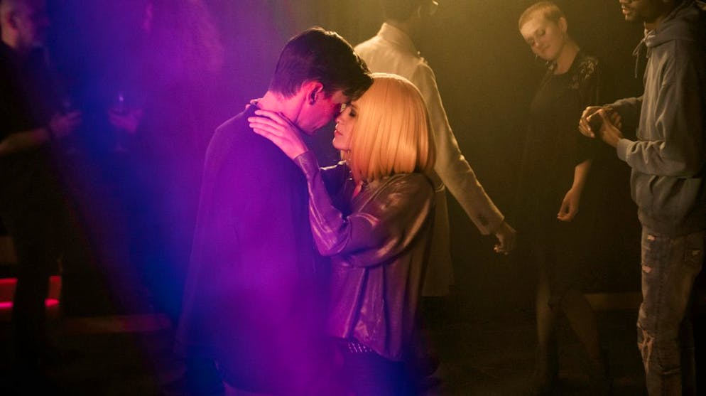 Macht Geld wirklich (un)glücklich?. Kann nicht wieder alles so wie früher sein? Kommissar Jan Pawlak (Rick Okon) tanzt mit seiner Frau Ella (Anke Retzlaff) im Nachtclub.