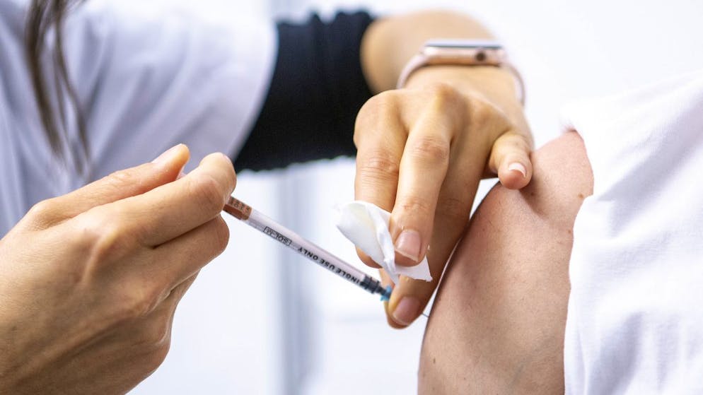 La diffusione della più contagiosa variante Omicron ha spinto le autorità a ritoccare le loro raccomandazioni.