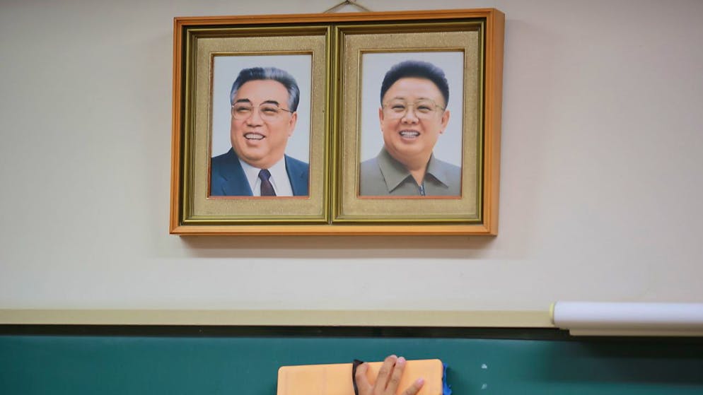 La Corea del Nord celebra il decimo anniversario della morte dell'ex leader Kim Jong Il, padre dell'attuale capo supremo Kim Jong Un: è vietato per undici giorni ridere, celebrare compleanni, bere alcol, e perfino parlare a voce alta in pubblico.