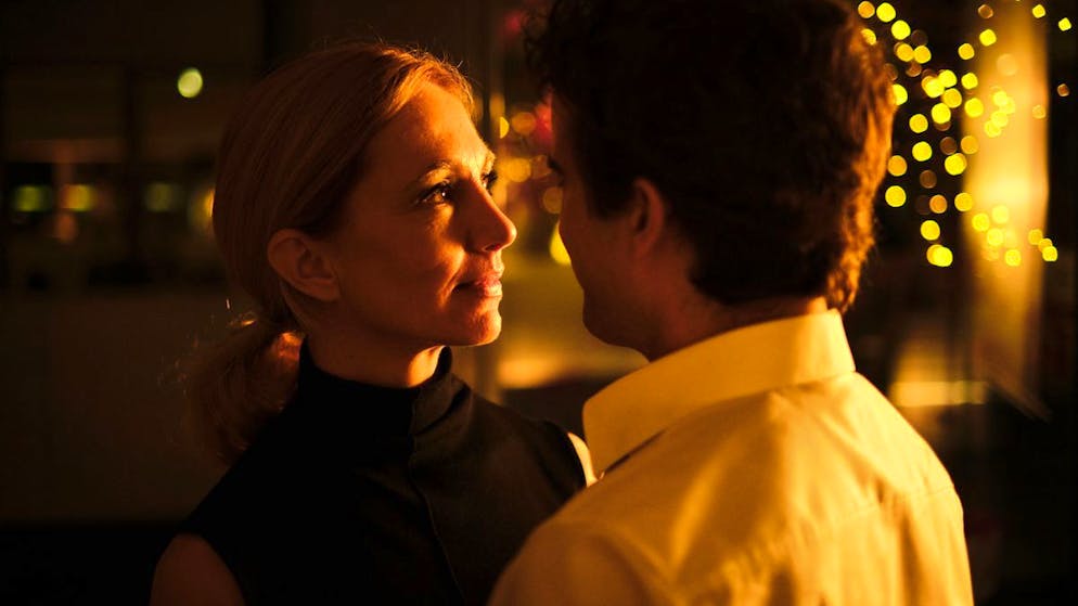 Wann ist Sex am Arbeitsplatz erlaubt?. Weihnachtsfeier im Betrieb: Welche Energie fliesst zwischen Oliver Jansen (Oliver Wnuk) und seiner Mitarbeiterin Kim Tramell (Ursina Lardi)?