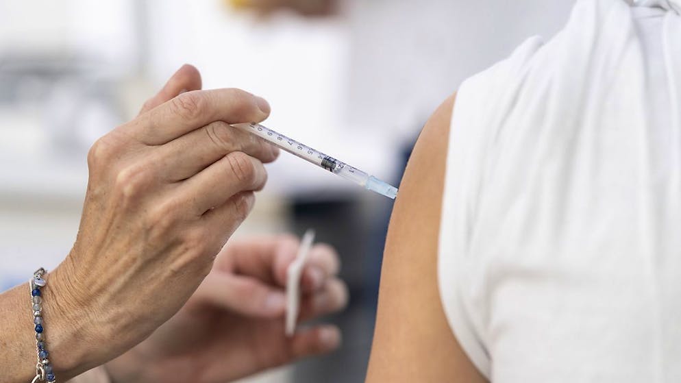Juger moralement les personnes non vaccinées contre le coronavirus ou les distinguer des personnes vaccinées ne stoppera pas la pandémie, avancent des éthiciens (image symbolique).