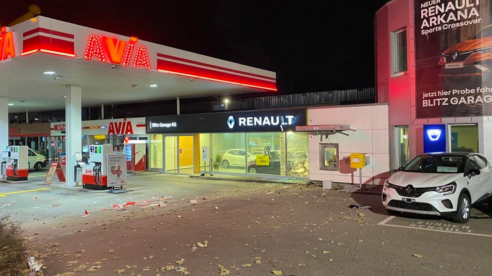Le bancomat a été dynamité dans une station service à Volketswil (ZH). Selon la police, les voleurs se sont emparés d'une centaine de milliers de francs.