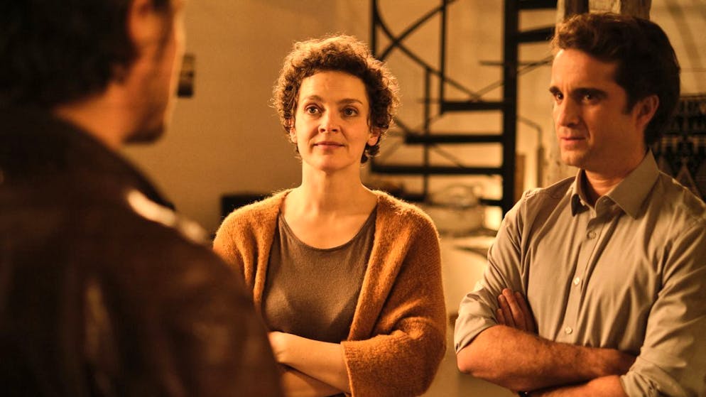 Wann ist Sex am Arbeitsplatz erlaubt?. Cleo Jansen (Karoline Bär) ist die Ehefrau Olivers (Oliver Wnuk, Mitte) – und tritt unerwartet als dessen Anwältin auf. Ermittler Sebastian Bootz (Felix Klare) ist verblüfft, denn Oliver ist fremdgegangen.