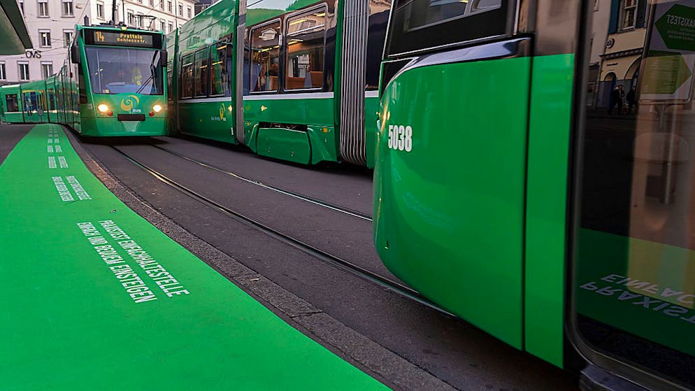 ffentlicher Verkehr Basler Tramhaltestelle am Bankverein