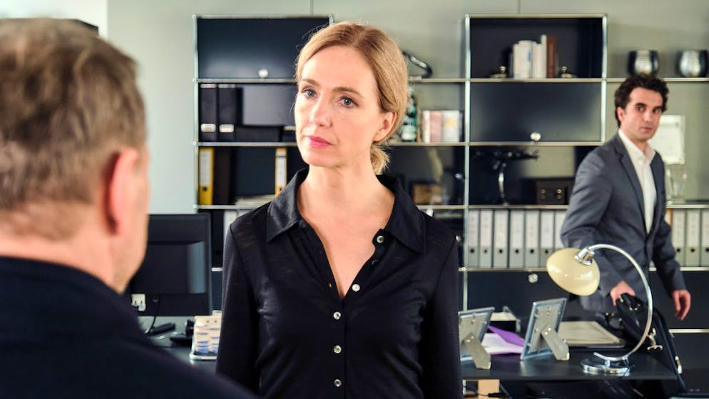 Wann ist Sex am Arbeitsplatz erlaubt?. Die Versicherungsmitarbeiter Kim Tramell (Ursina Lardi) und Oliver Jansen (Oliver Wnuk, rechts) wurden am Tatabend in einer verfänglichen Situation gefilmt. Weil das ein Mordmotiv sein könnte, ermitteln die Stuttgarter Kommissare Lannert (Richy Müller, links) und Bootz (Felix Klare, nicht im Bild).