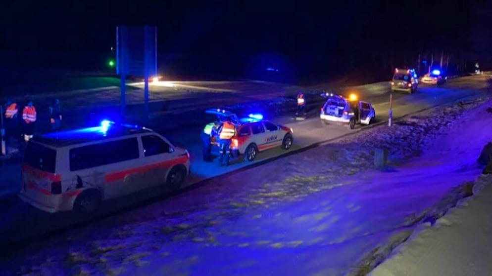 Un pedone di 29 anni è morto dopo essere stato investito da un furgone mentre camminava al bordo della strada ieri sera a Täsch, villaggio vallesano poco a valle di Zermatt.