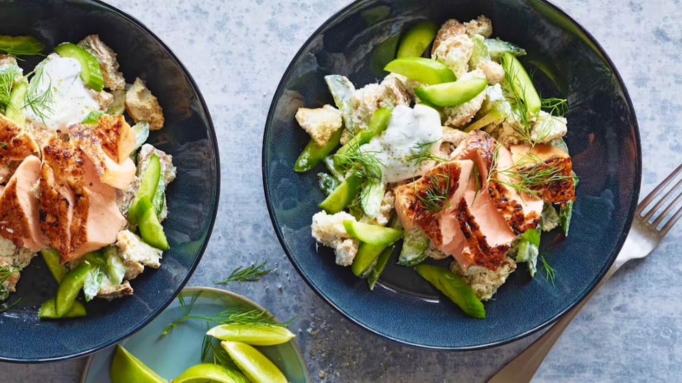 Suchst du nach einer knackig-frischen Vorspeise? Dann ist das Rezept für den Gurken-Lachs-Salat perfekt dafür geeignet.