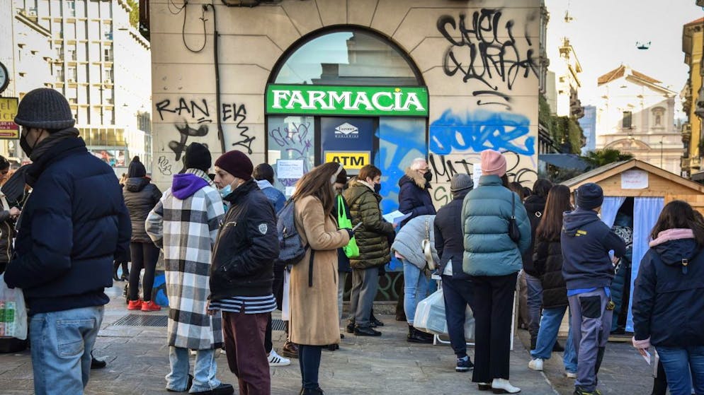 In fila davanti a una farmacia di Milano per fare il test