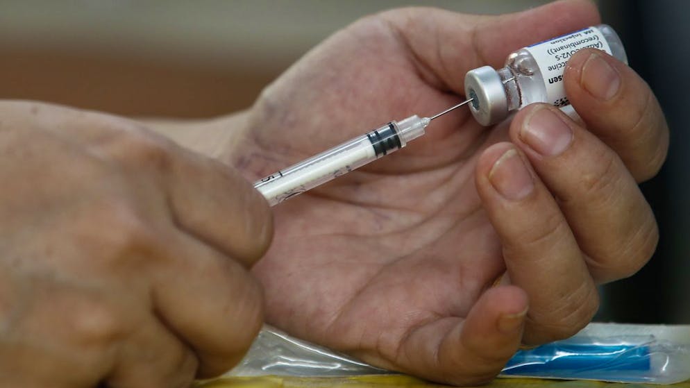 Inietta vaccino anti-covid scaduto, sospesa medica svittese