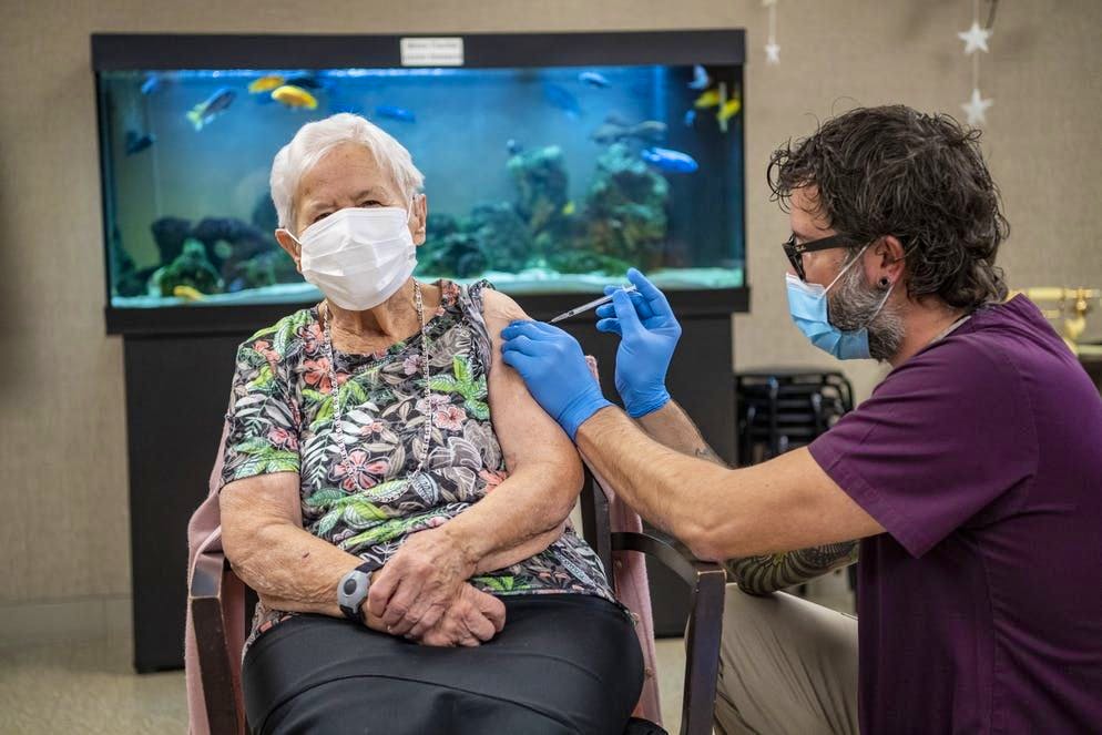 Il 23 dicembre 2020, a Lucerna, una signora di 90 anni è stata la prima persona in Svizzera a ricevere la vaccinazione contro il Covid.