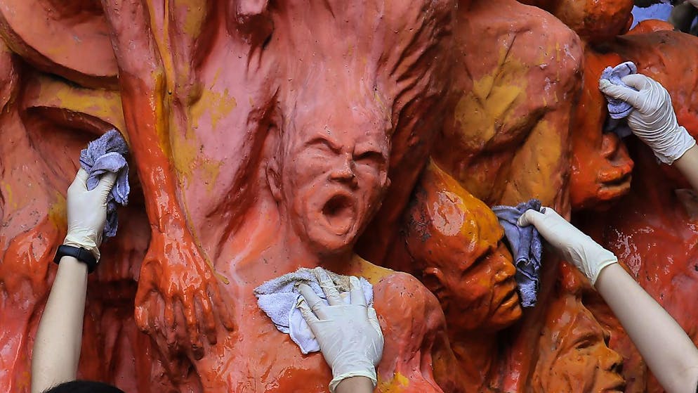 Un particolare della statua "Pillar of Shame", rimossa ieri dall'ateneo di Hong Kong.