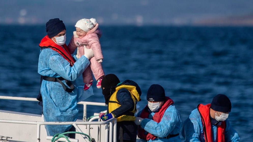 È di almeno udici morti il bilancio del naufragio di un barcone con a bordo un centinaio di migranti, incagliatosi ieri sera al largo dell'isolotto di Antikythera (Anticitera), nel mare Egeo. Lo fa sapere la guardia costiera greca.