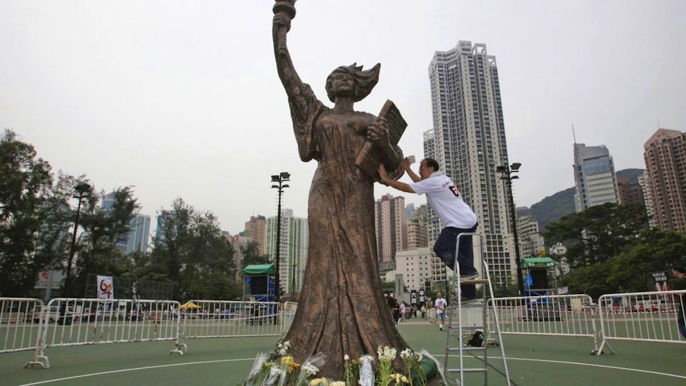 Altre due opere commemorative della repressione di piazza Tienanmen sono state rimosse la scorsa notte a Hong Kong da altrettante università.