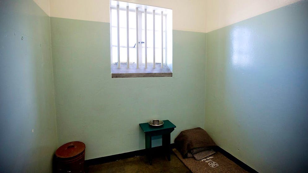 Il s'agit de la clé de la cellule de Nelson Mandela sur l'île-pénitencier de Robben Island (ci-dessus), où il a été enfermé pendant une bonne partie de ses 27 ans passés en prison (Archives).