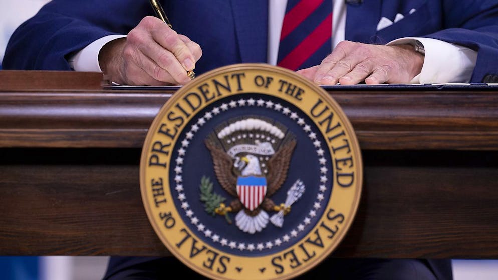 Il presidente USA Joe Biden firma la legge che punisce la Cina per gli abusi dei diritti umani contro gli uiguri, vietando le importazioni dallo Xinjiang a meno che i produttori non dimostrino che le loro merci non sono state realizzate con lavoro forzato.