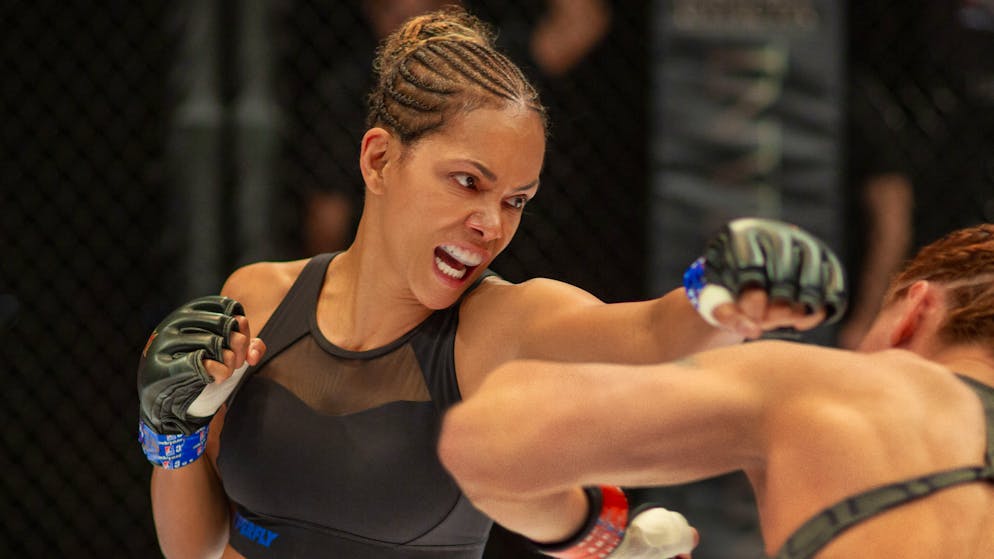 Kampfsportlerin Jackie Justice (Halle Berry) trainiert im Drama «Bruised» für ihr Comeback.