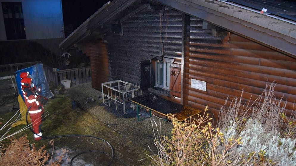 La finestra dell'Avvento che ha causato l'incendio alla facciata di una casa in legno a Lostallo (GR).