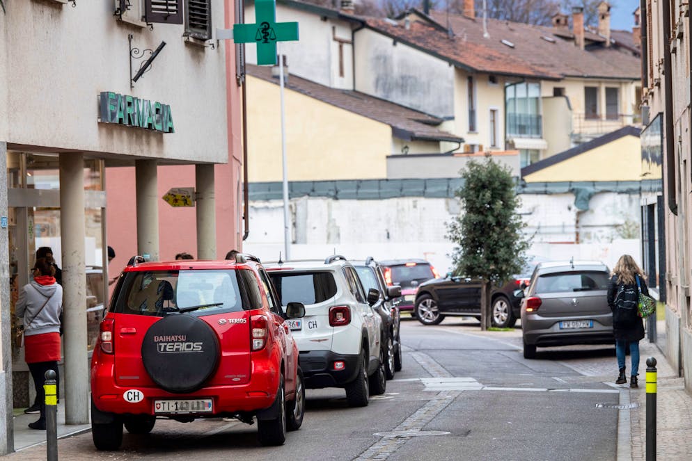 Stabio: Covid-19, farmacie sotto pressione alla vigilia di Natale per la lotta contro la pandemia, liste di attese per l'esecuzioni di tamponi rapidi. Nella foto code di auto e persone in attesa del risultato del proprio tampone. © Ti-Press / Francesca Agosta