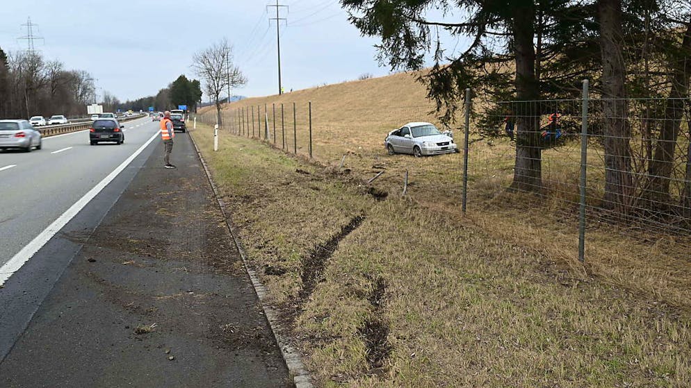 In un incidente che ha coinvolto un solo veicolo sull'A13, la conducente 43enne e la passeggera 12enne hanno subito ferite leggere.