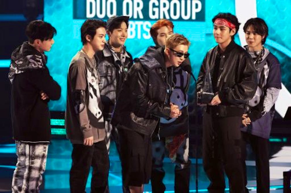 Les membres de BTS, célèbre groupe sud-coréen de K-pop, reçoivent une distinction aux American Music Awards, le 21 novembre 2021