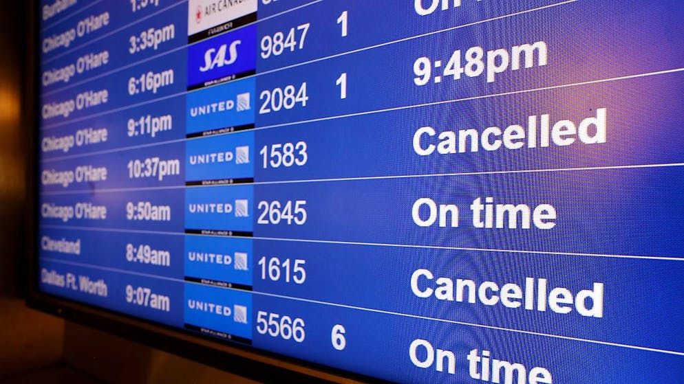 Un altro Natale segnato dalla pandemia con ripercussioni sul traffico aereo nel mondo e numerose cancellazioni a causa della mancanza di personale dovuta alla variante Omicron.